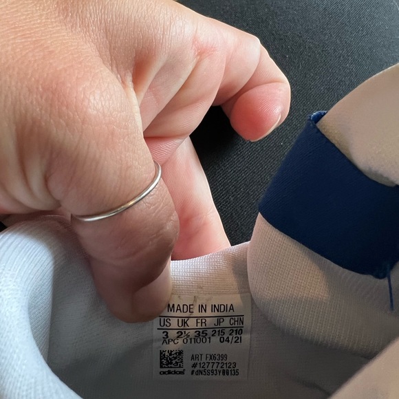 Adidas never worn - Picture 4 of 4